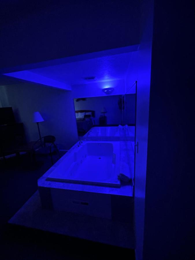 Vibe Inn - Whirlpools Suites - Lyons Eksteriør billede